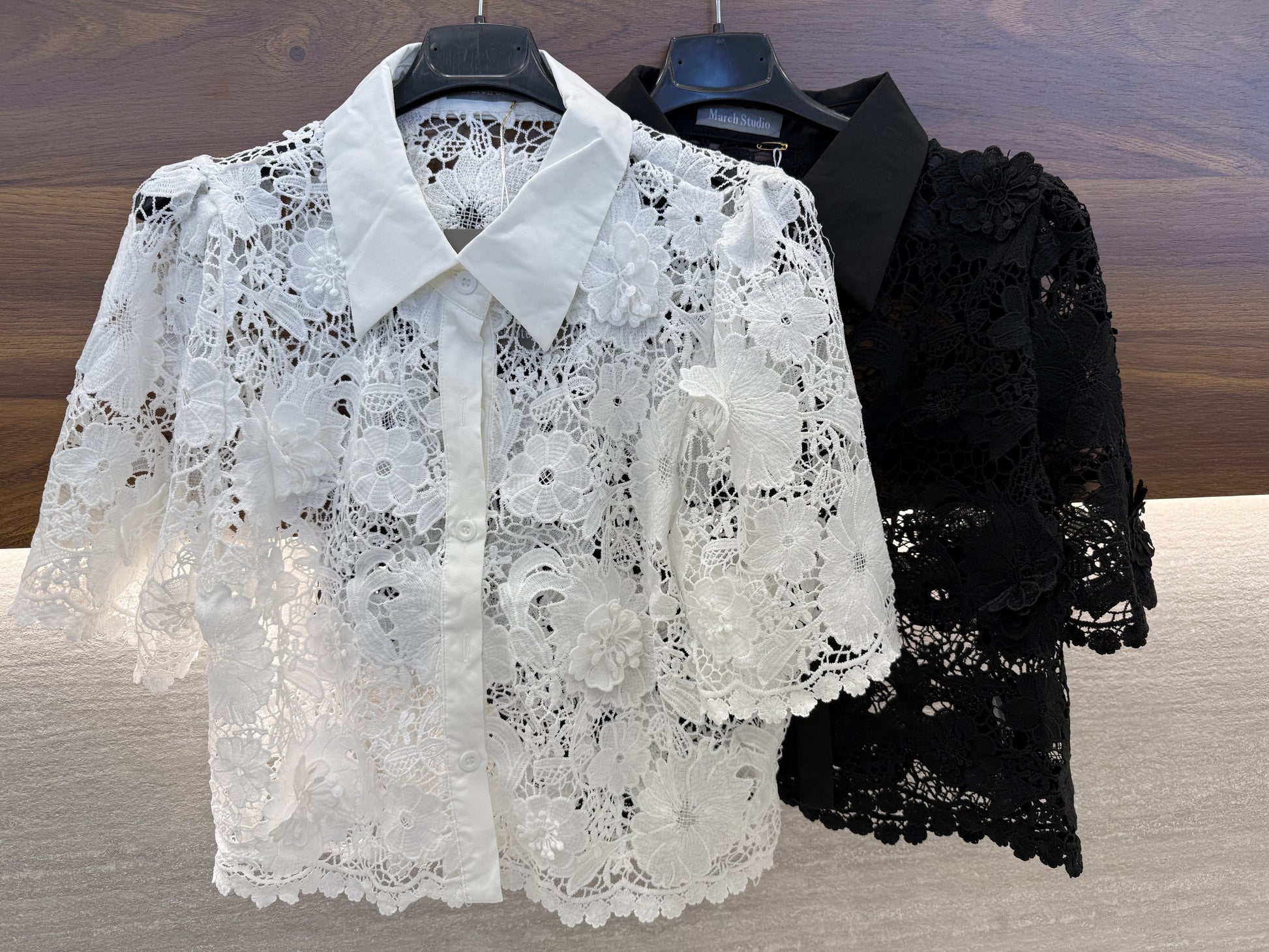 Camicia con pizzo e fiori