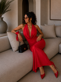 Abito rosso con laccio e scollo