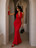 Abito rosso con laccio e scollo