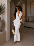 Abito bianco con laccio e scollo