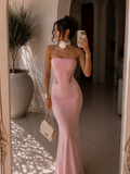 Abito a fascia bustier con gonna in velo cipria