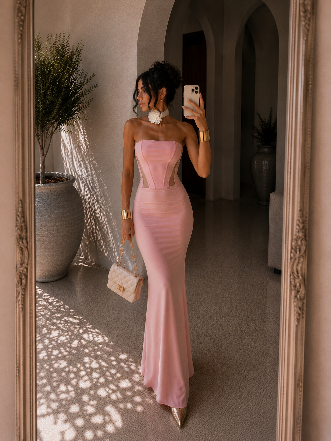 Abito a fascia bustier con gonna in velo cipria