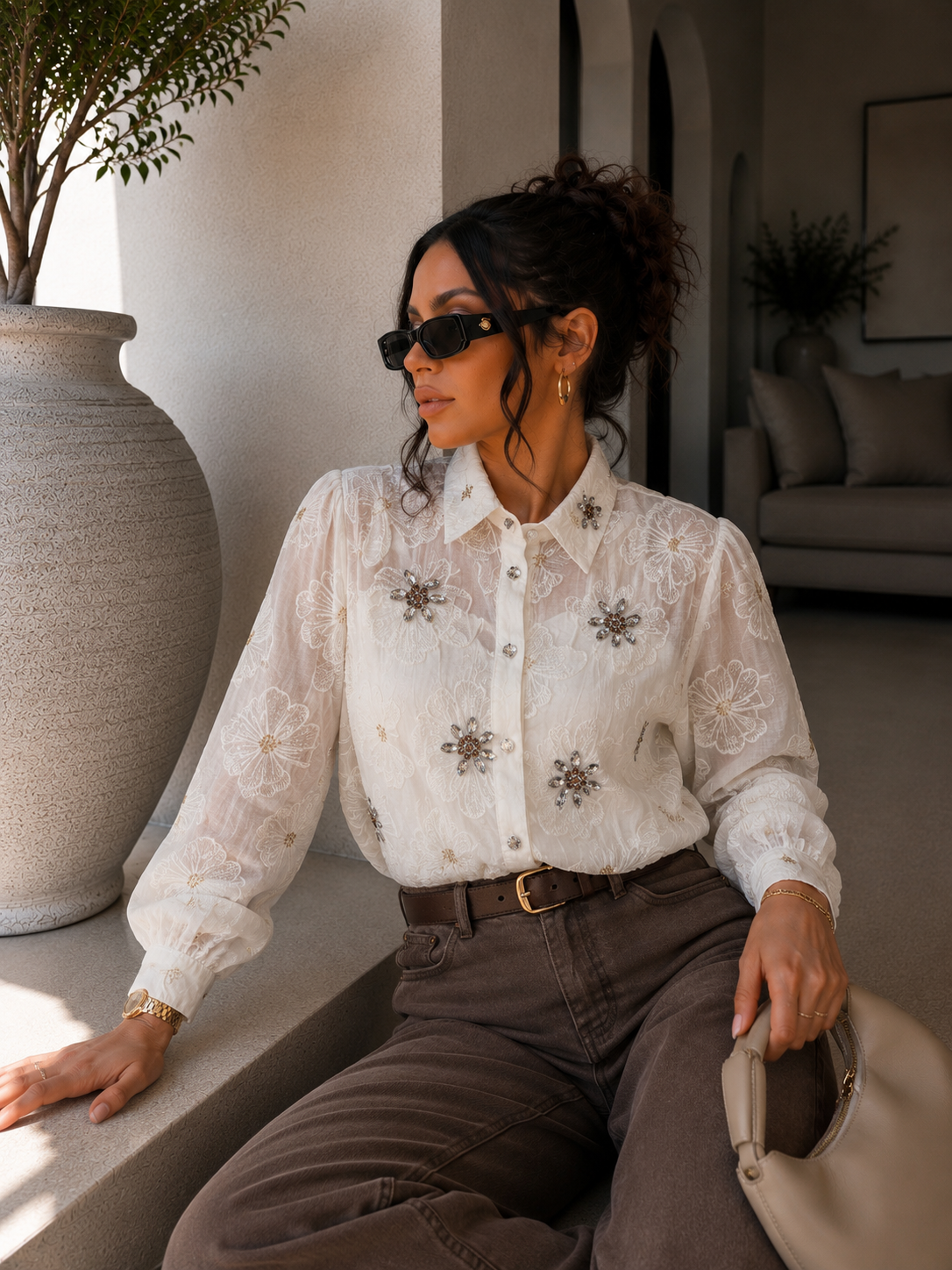 Camicia Ricamata Floreale con Dettagli Gioiello