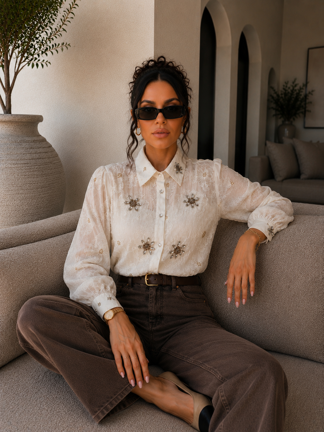 Camicia Ricamata Floreale con Dettagli Gioiello