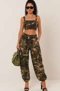 Completo pantalone e top camouflage