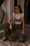 T-shirt con spalline imbottite e stampa pizzo