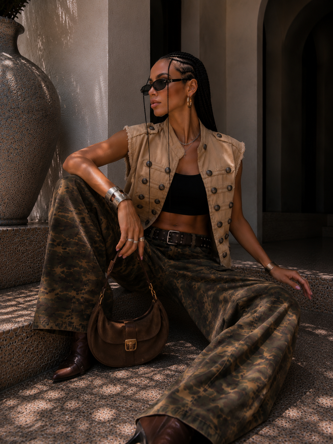 Gilet militare beige con bottoni decorativi