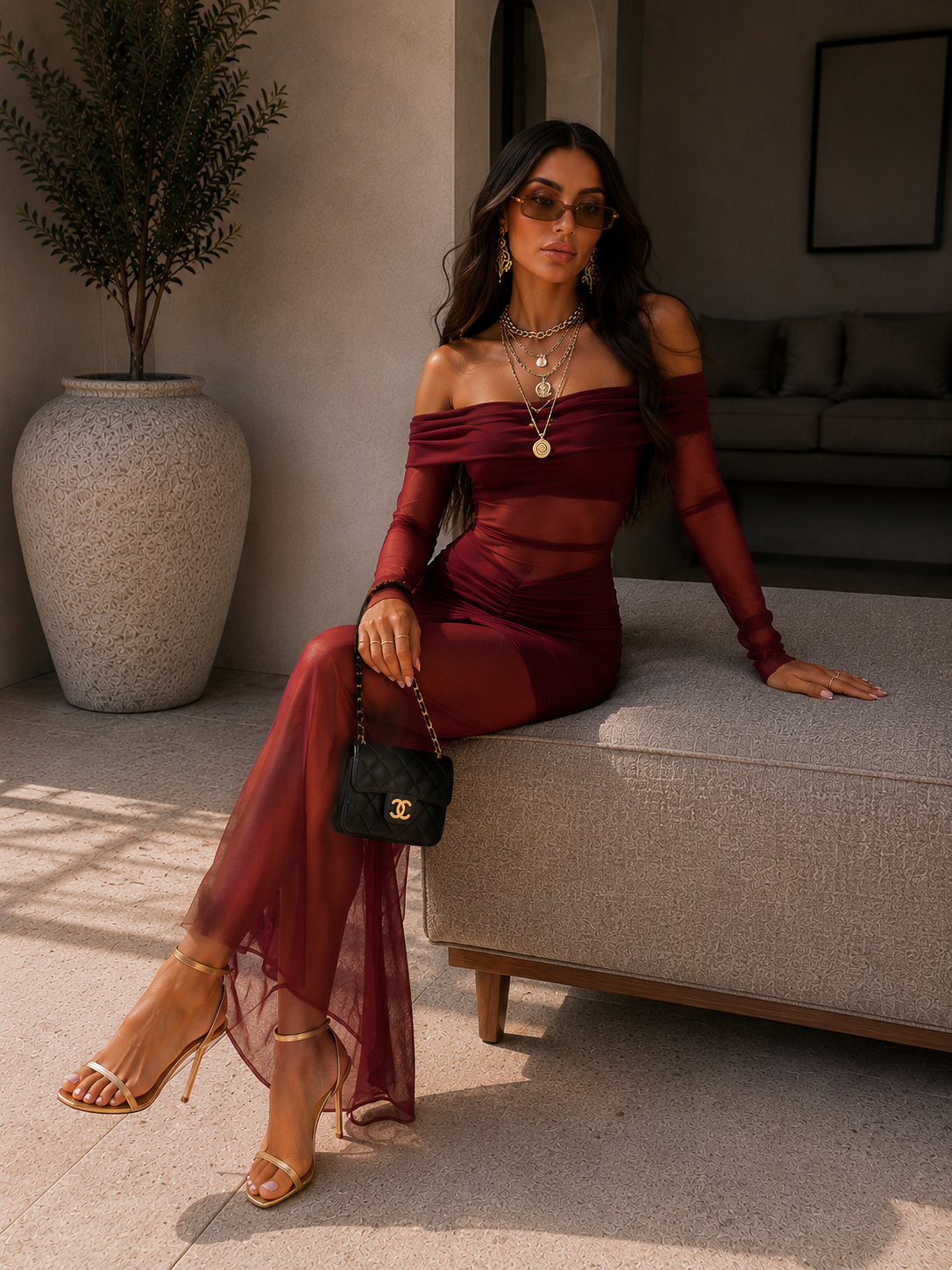 Abito bordeaux con trasparenza