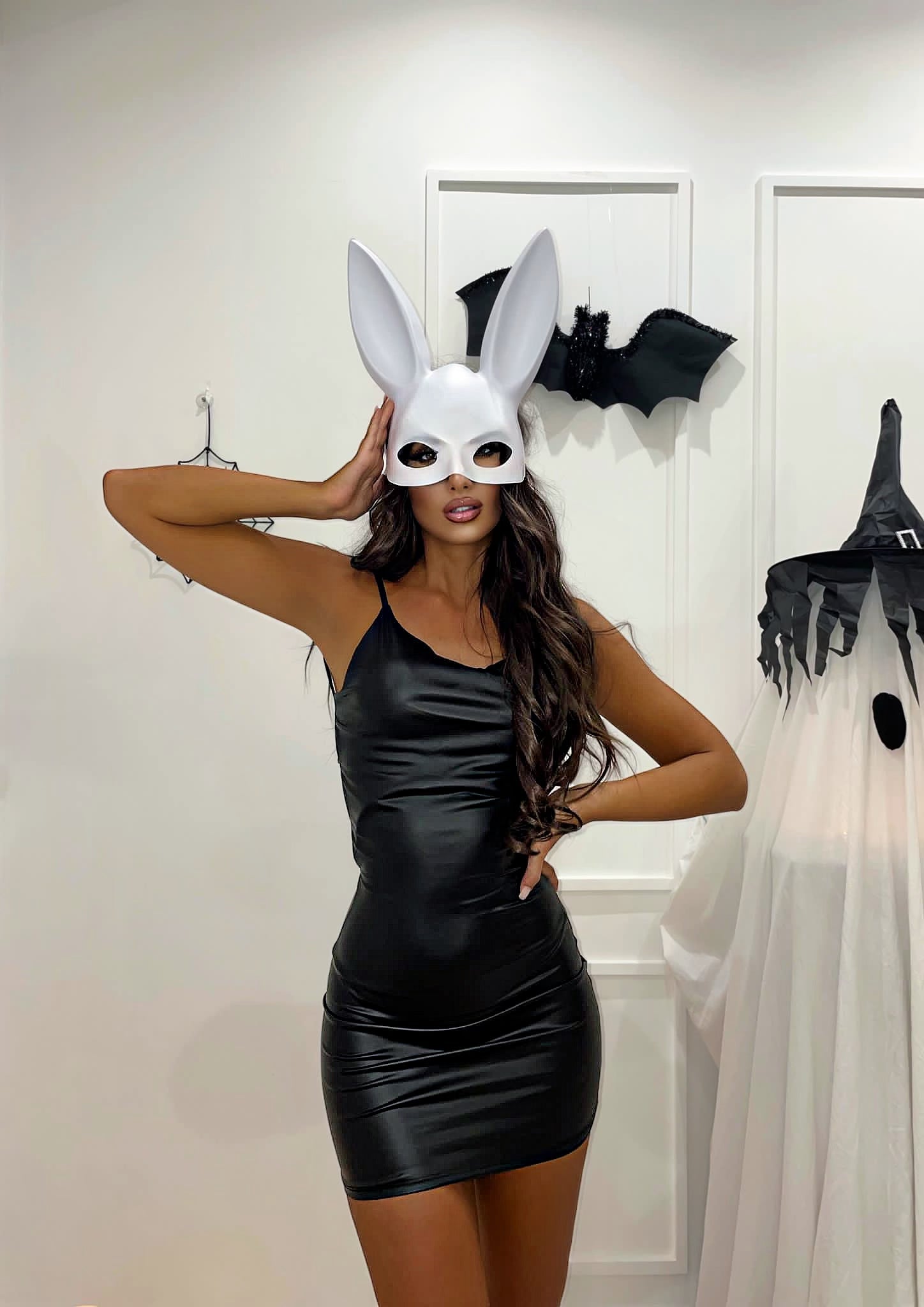 Abito in ecopelle schiena incrociata (White Rabbit)