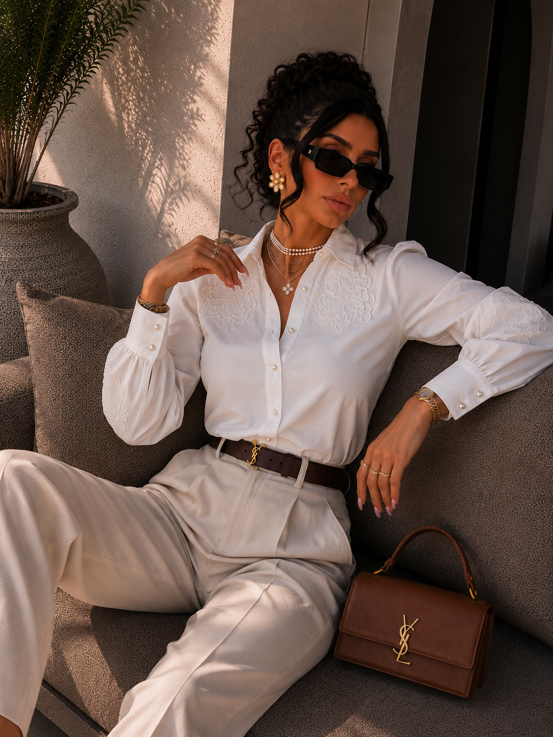 Camicia con collo ricamato floreale