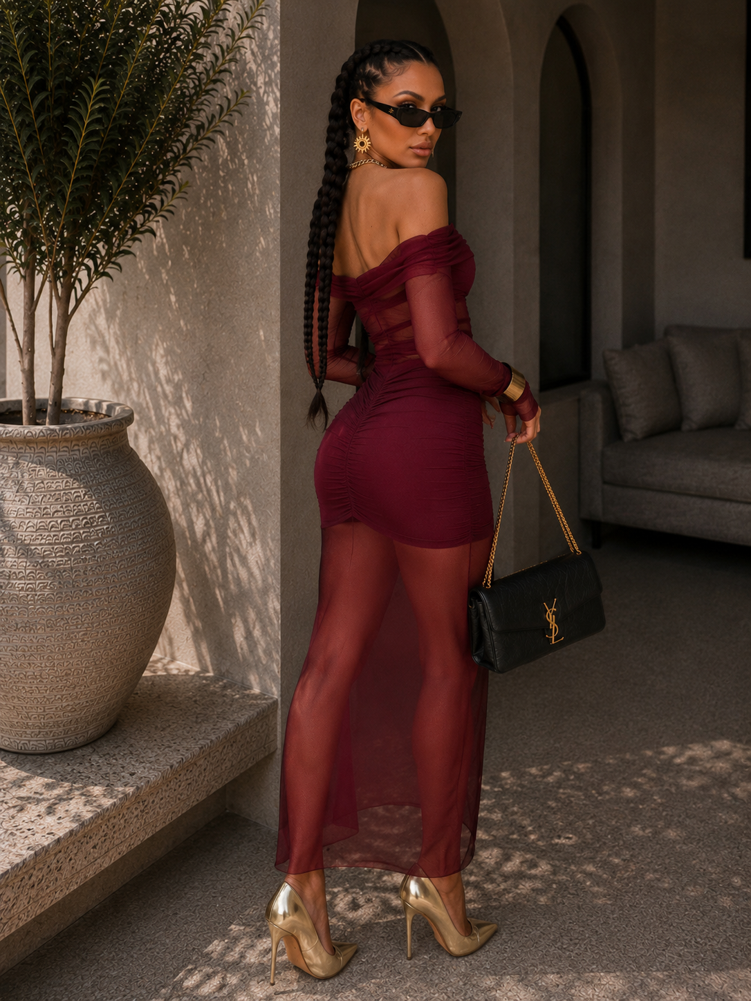Abito bordeaux con trasparenza