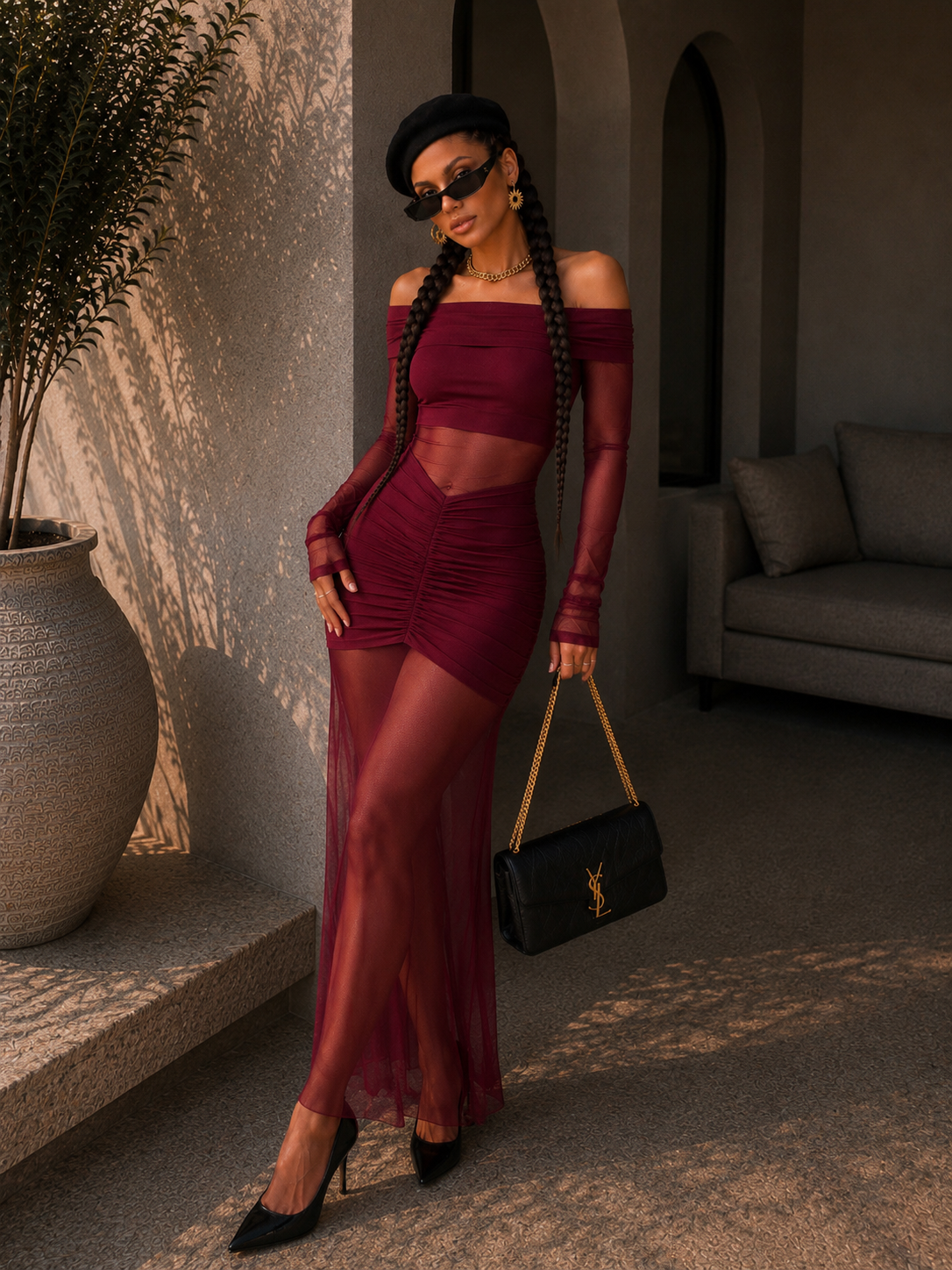 Abito bordeaux con trasparenza