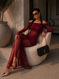 Abito bordeaux con trasparenza