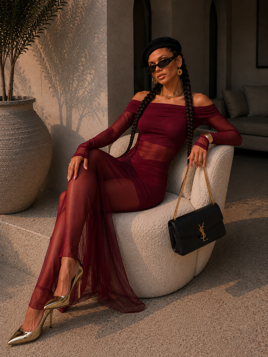 Abito bordeaux con trasparenza