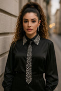 Camicia nera con cravatta e strass