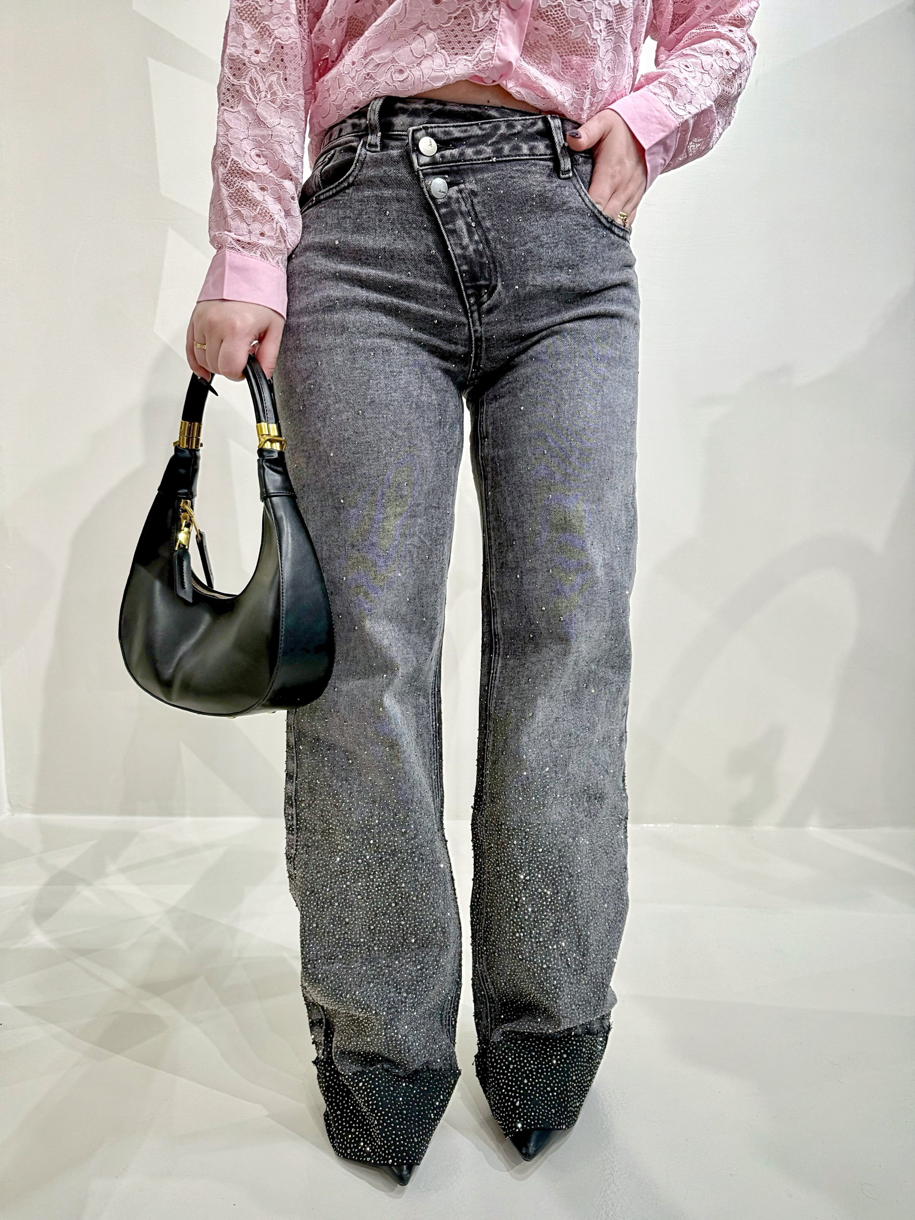 Jeans scuro con strass e risvolto