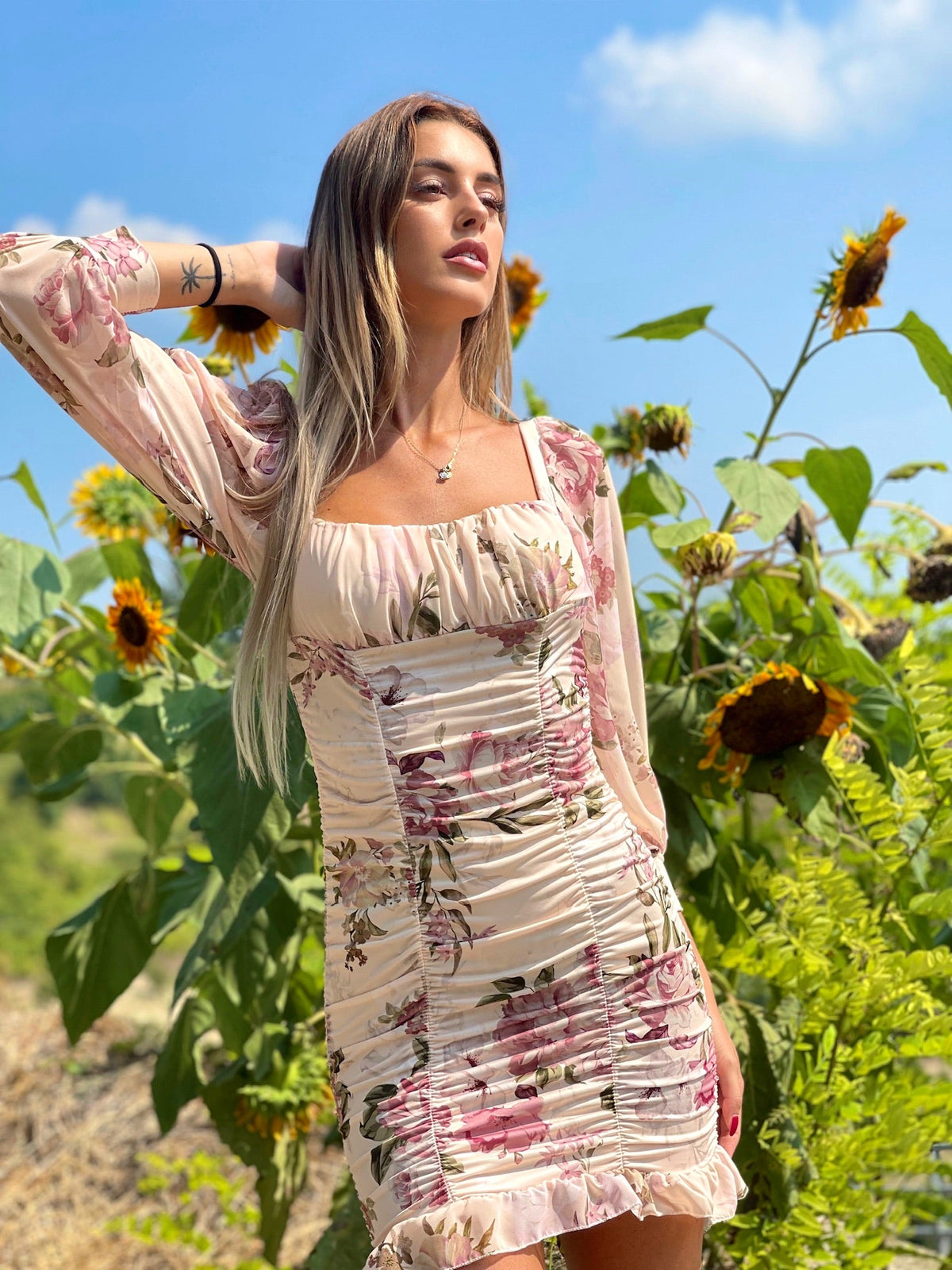 Abito arricciato con fiori rosa