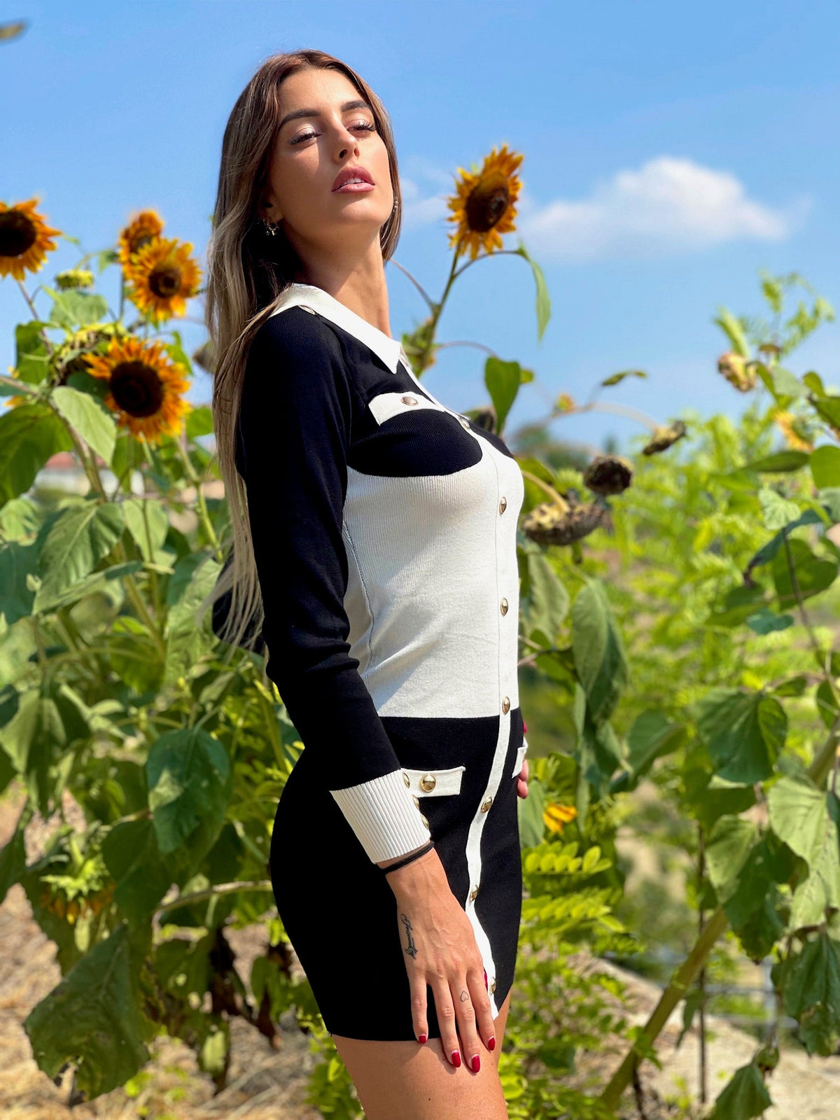 Abito in maglia aderente con bottoni