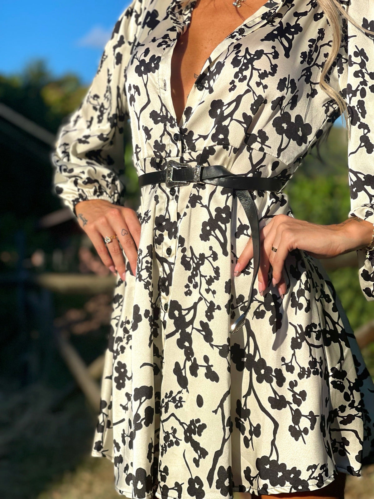 Abito bianco e nero a fiori con cintura