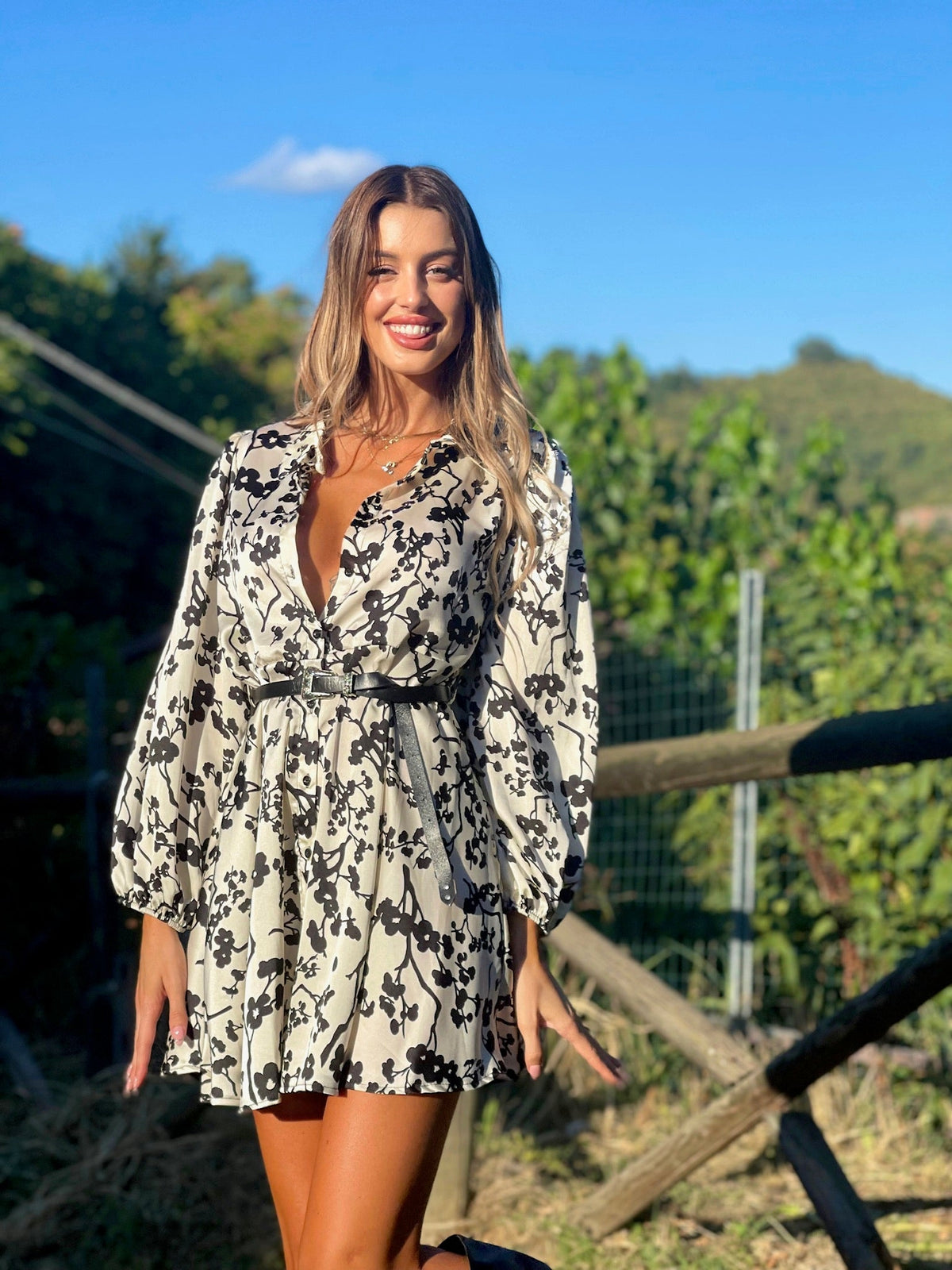 Abito bianco e nero a fiori con cintura