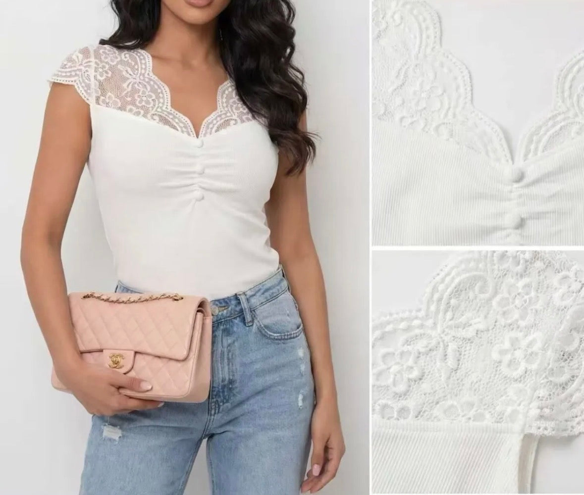 Top con spallina in pizzo e bottoncini