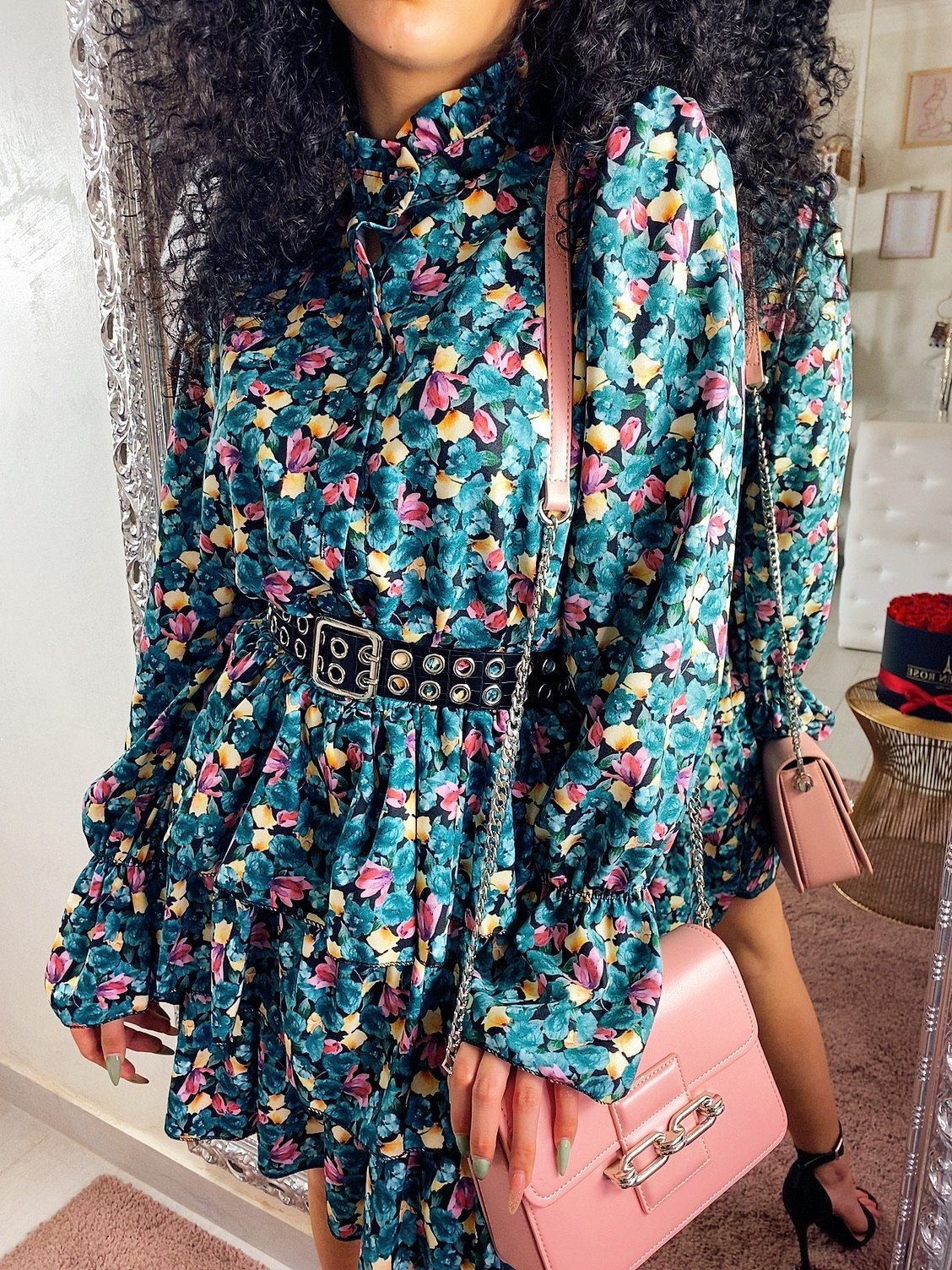 Abito a balze con fiori