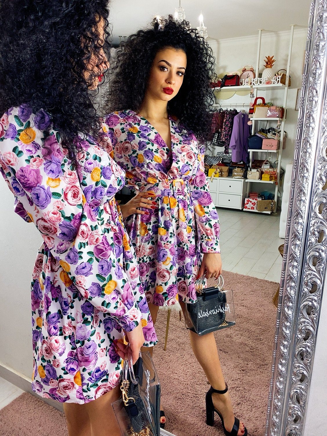 Abito con cintura e fiori lilla