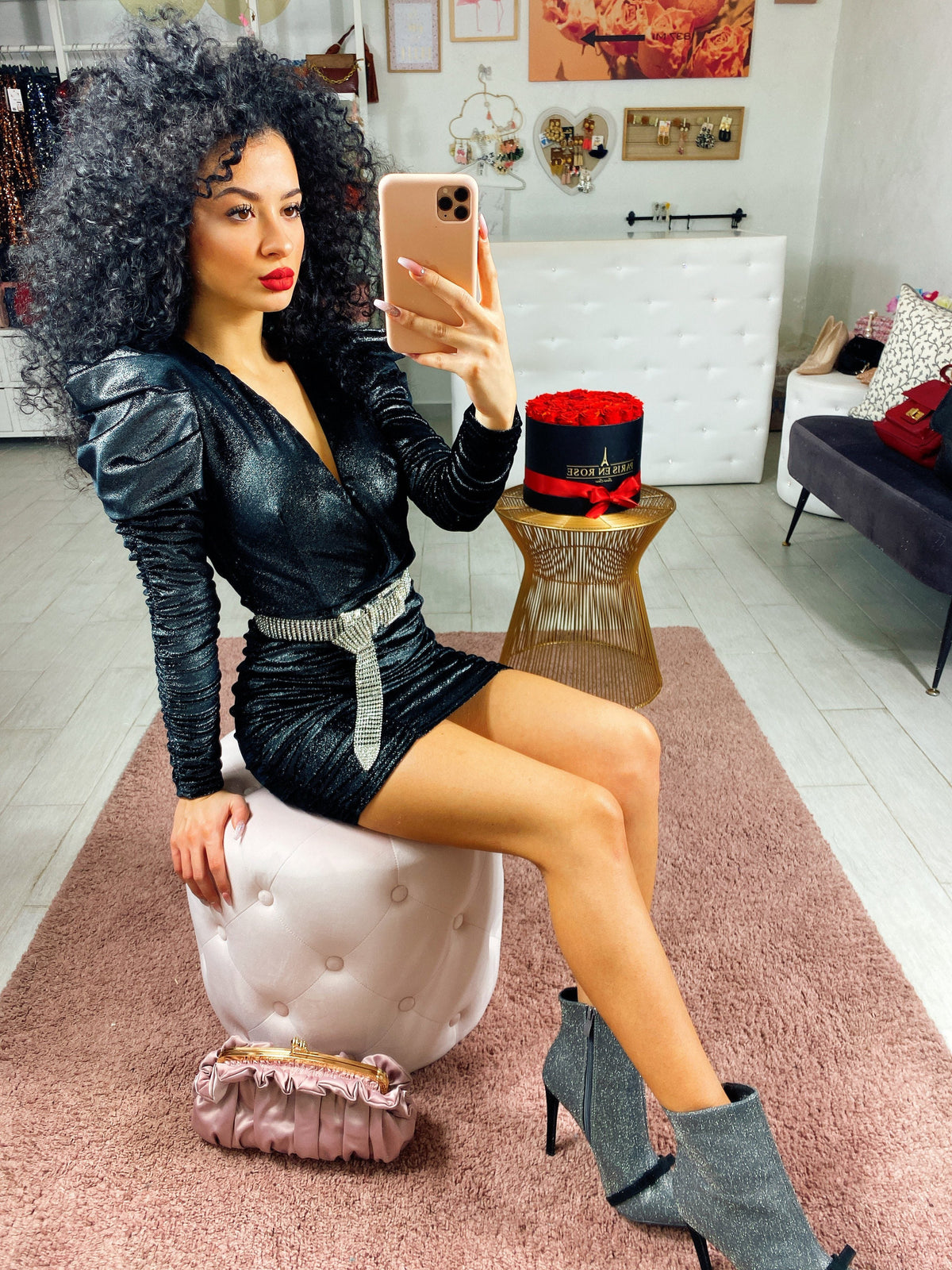 Abito glitter in velluto nero con scollo