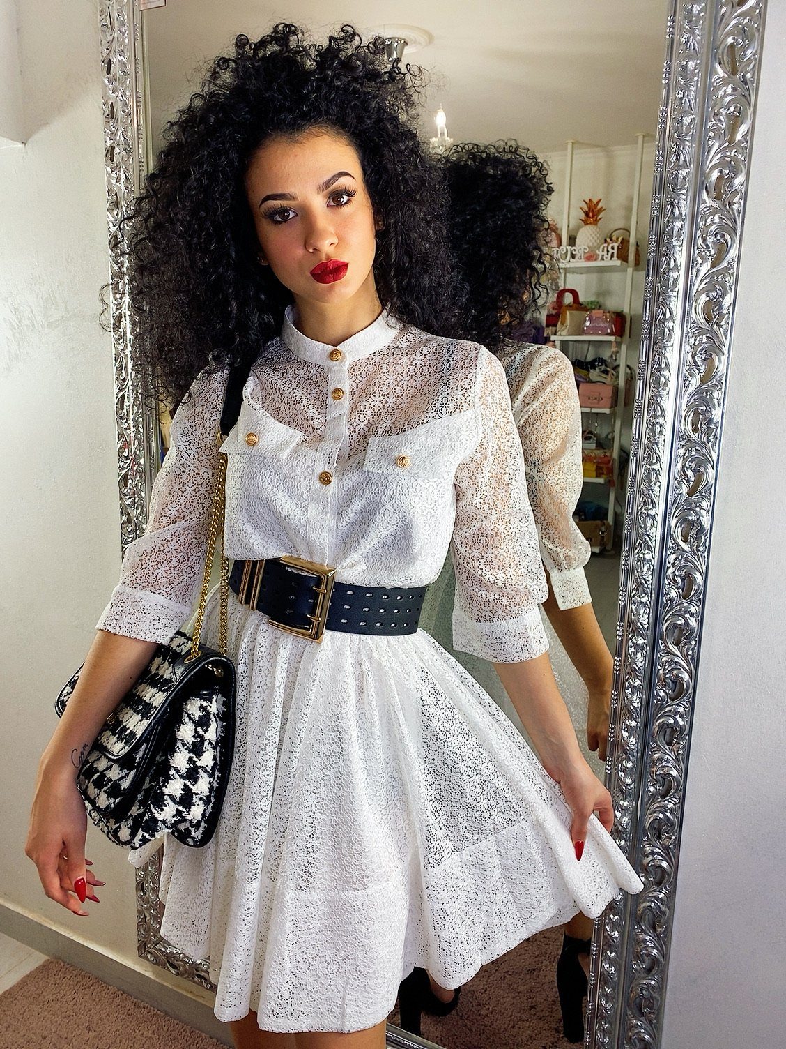 Abito in pizzo con bottoni oro