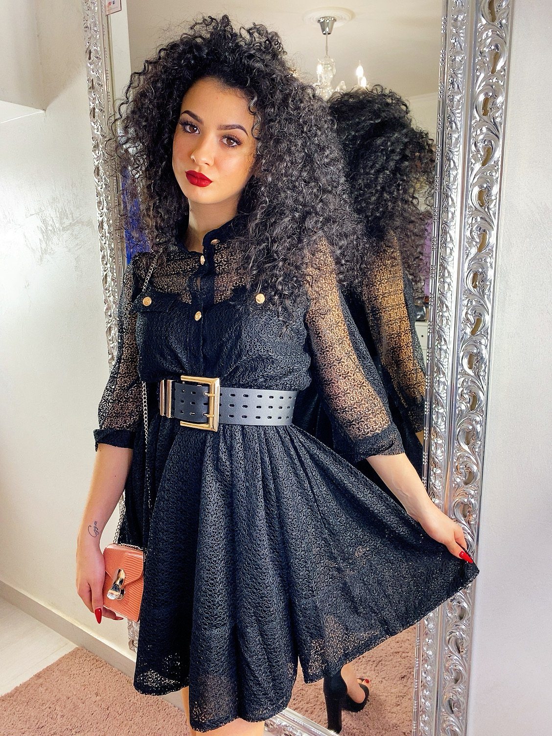 Abito in pizzo con bottoni oro