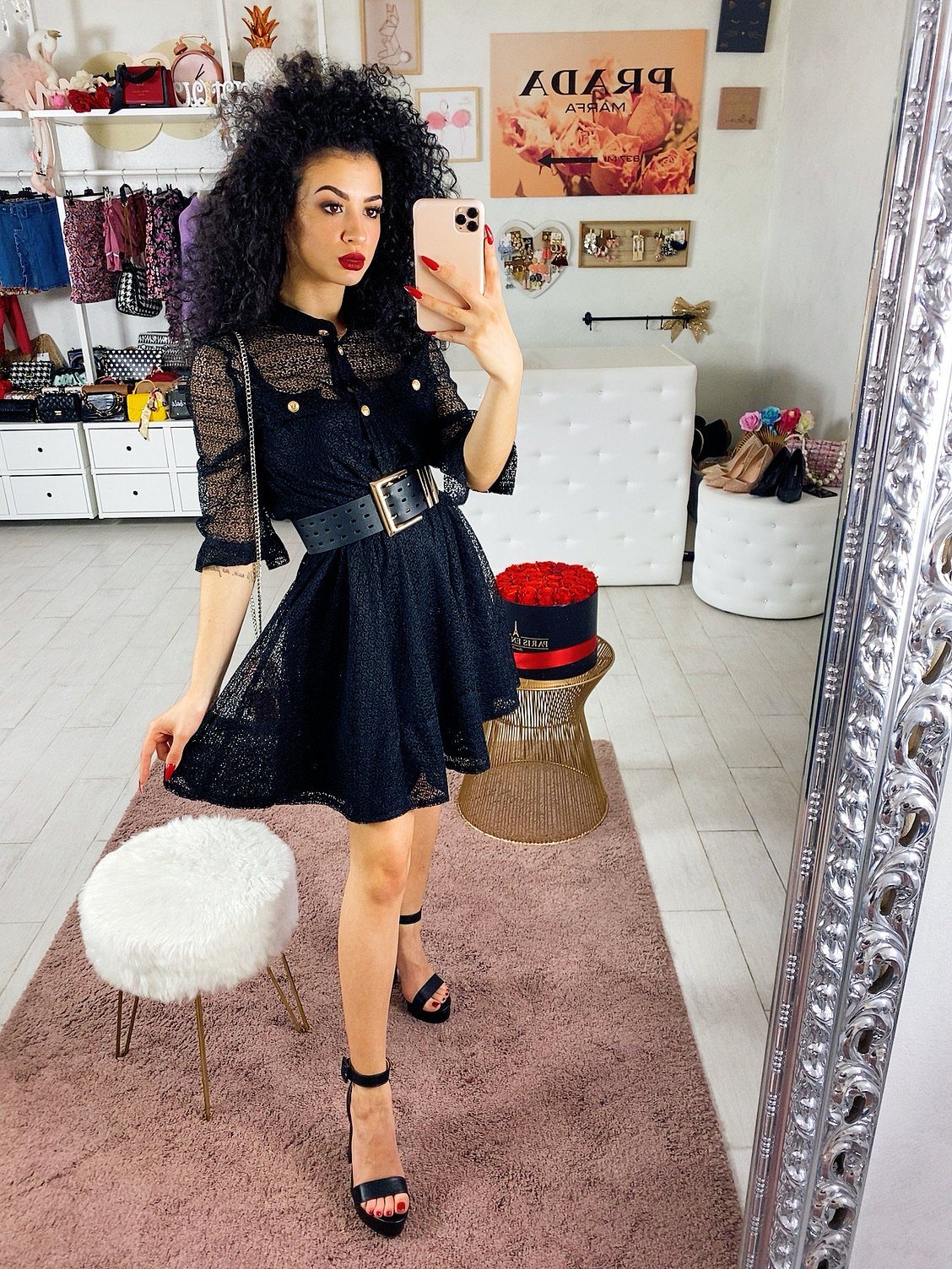Abito in pizzo con bottoni oro