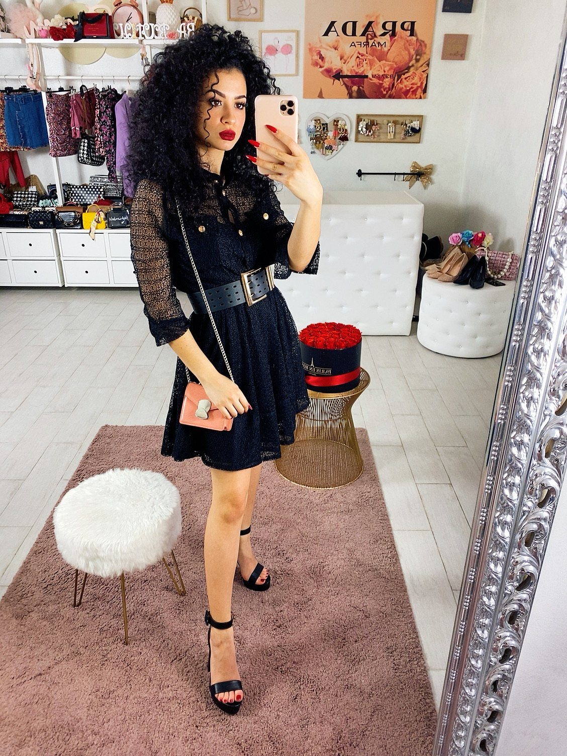 Abito in pizzo con bottoni oro