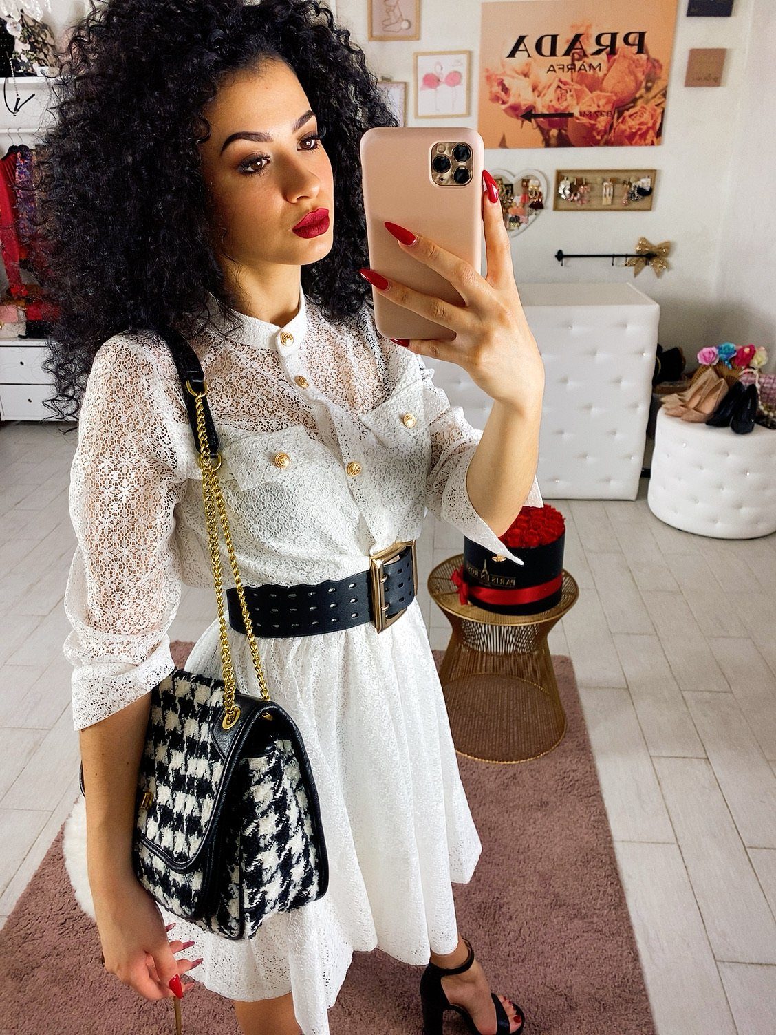 Abito in pizzo con bottoni oro