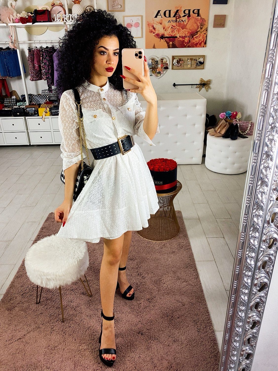 Abito in pizzo con bottoni oro