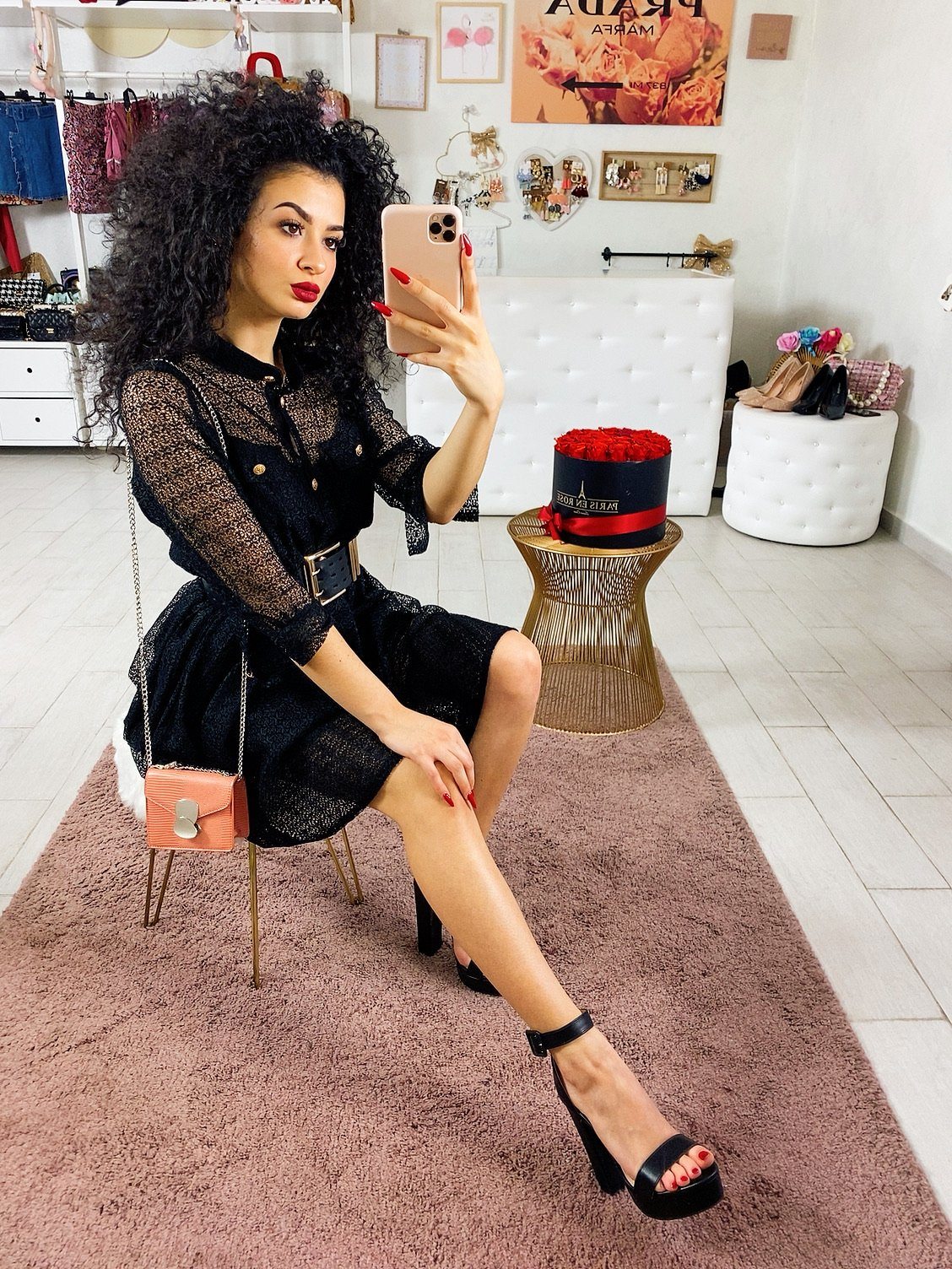 Abito in pizzo con bottoni oro