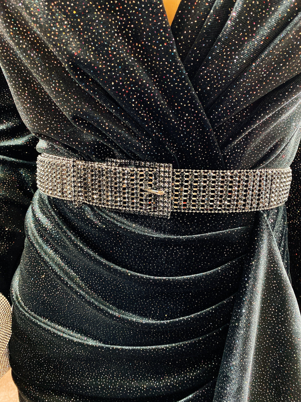 Abito in velluto nero con brillantini e Rouge
