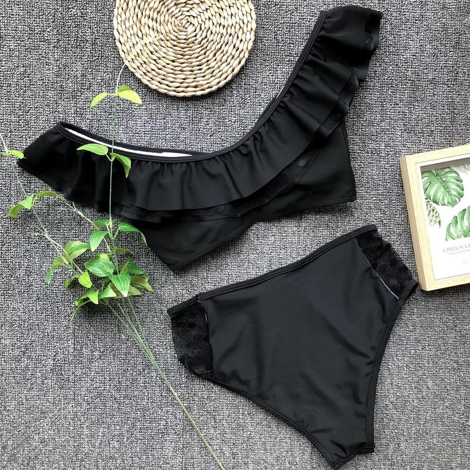Bikini scollo a barchetta con trasparenze a pois