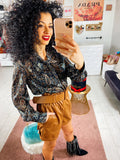 Blusa con ricami nera