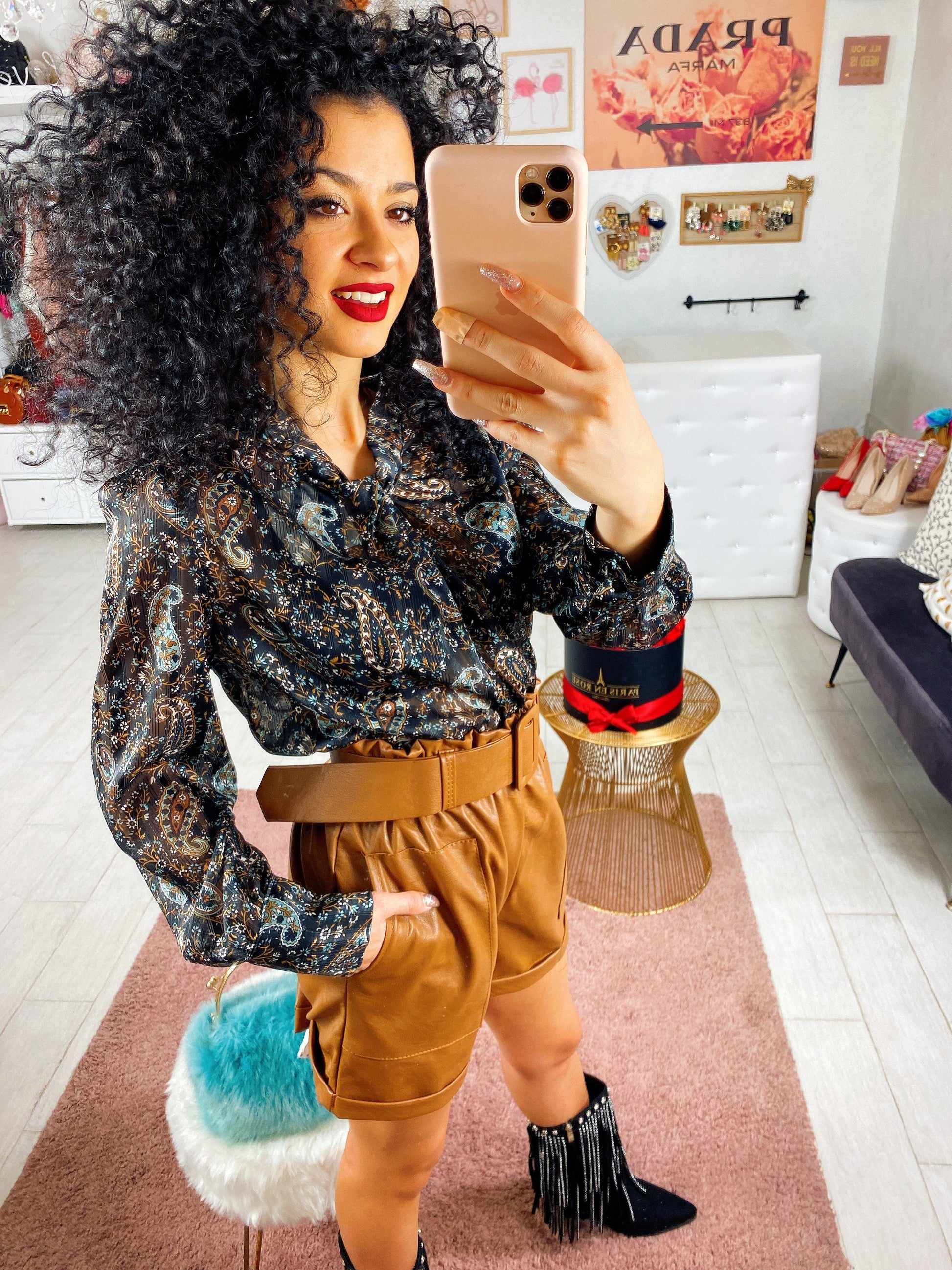 Blusa con ricami nera