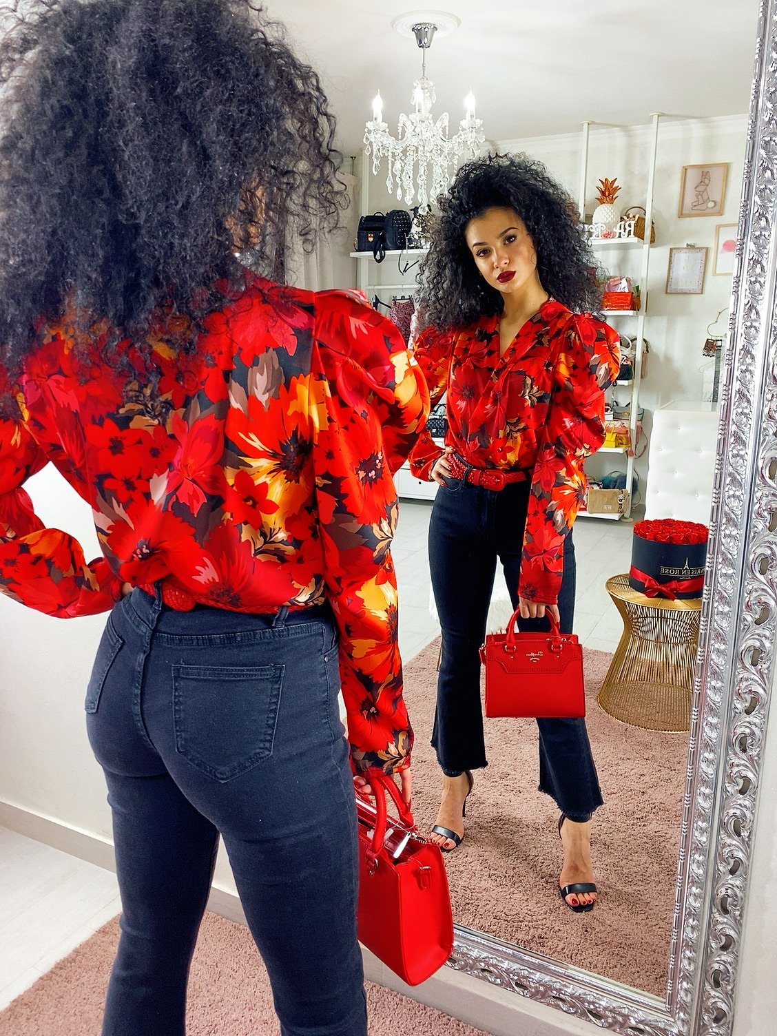Body in raso con fiori rossi