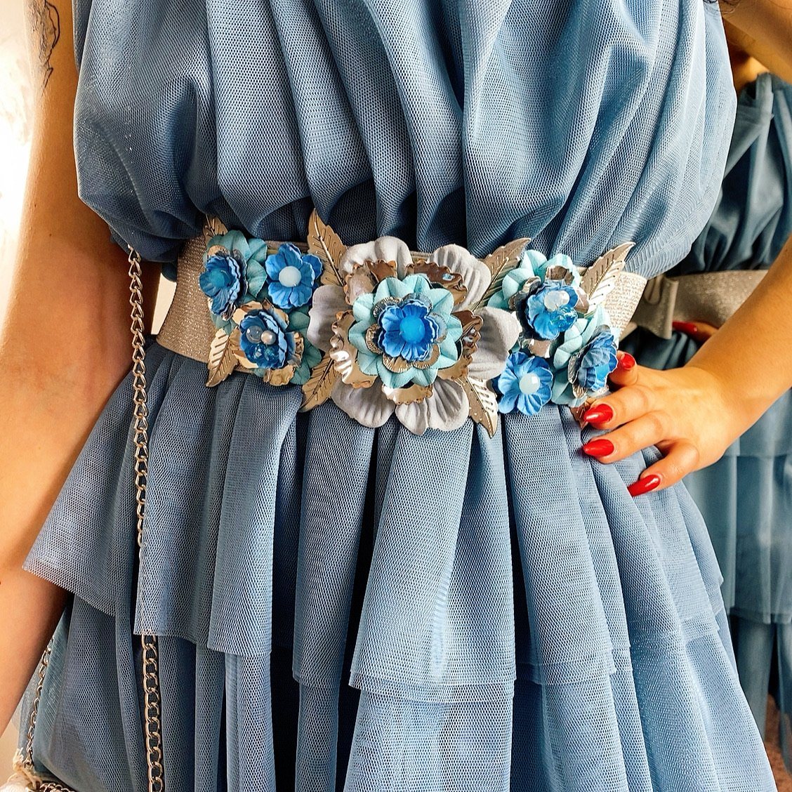 Cintura con fiori celesti