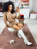 Completo in ecopelle top e gonna camel