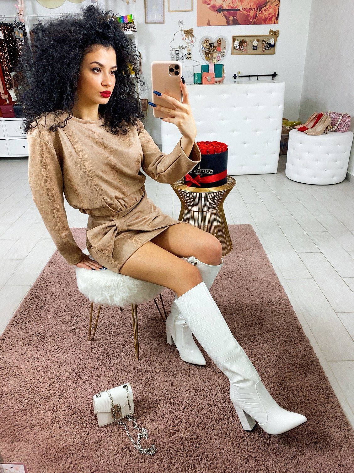 Completo in ecopelle top e gonna camel
