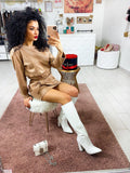 Completo in ecopelle top e gonna camel
