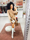 Completo in ecopelle top e gonna camel