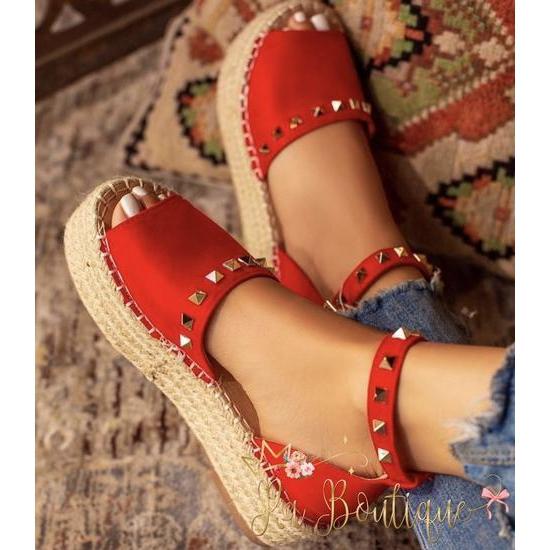 Espadrillas con borchie rosse