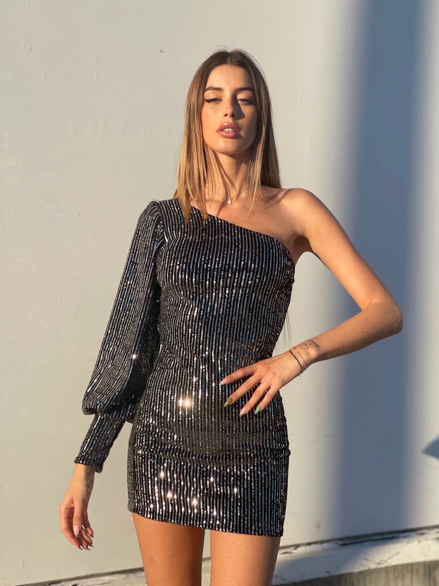 Abito con paillettes monospalla nero