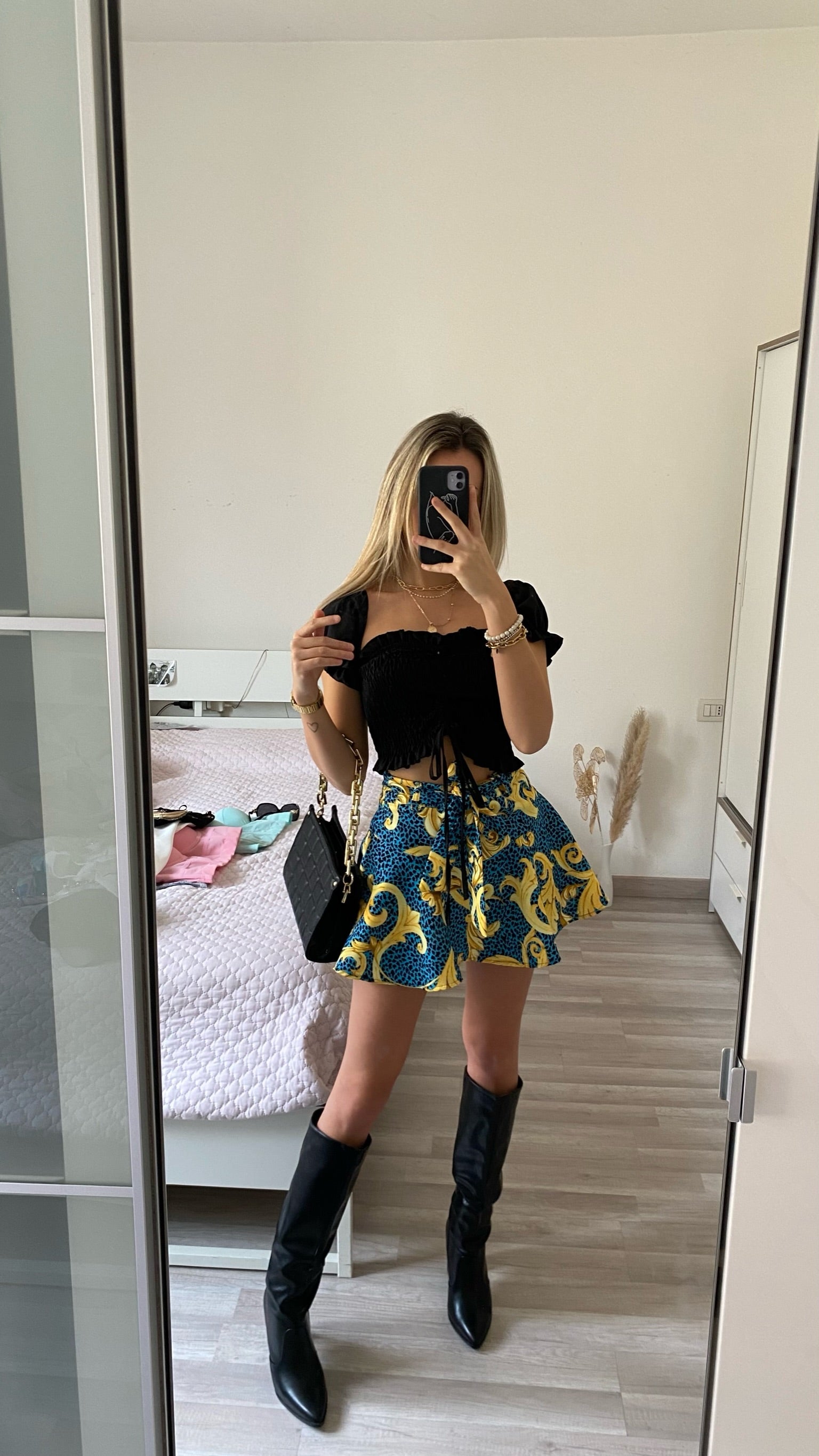 Top crop arricciato con manichina nero