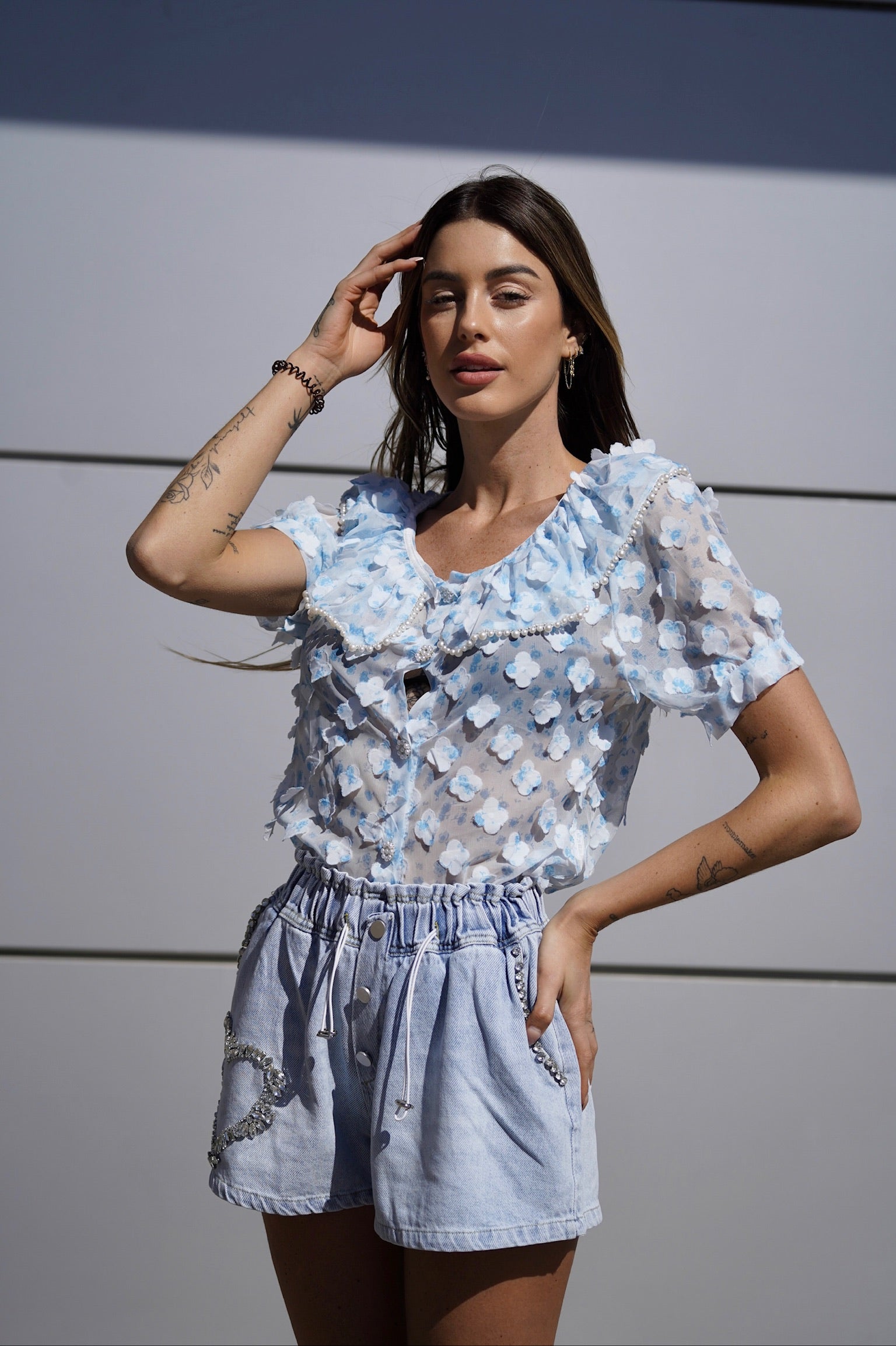Camicia celeste a manica corta con fiori
