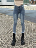 Jeans aderente sfrangiato sotto